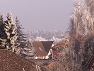 Detailansicht über den winterlichen Dächern von Kirchgellersen